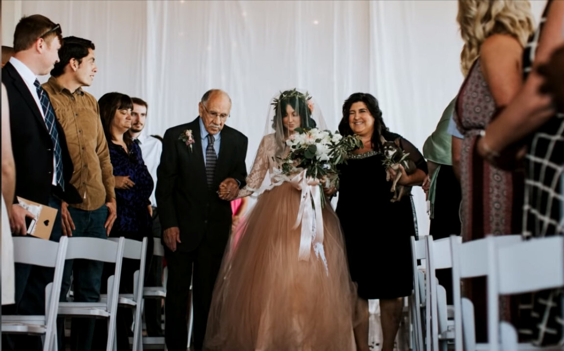 Свадьба удиви. Станцевала на свадьбе девушка. Парализованная невеста. Ведет к алтарю. Все случилось на свадьбе.