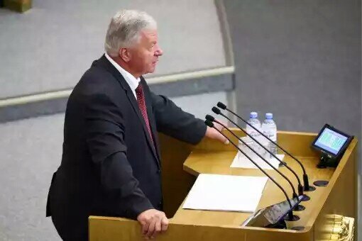 Председатель Федерации независимых профсоюзов России Михаил Шмаков заявил, что, по его мнению, выносить вопрос о повышении пенсионного возраста на референдум было бы некорректно. Об этом сообщает Интерфакс. 
"Вообще-то это сложнейшая тема, и некоторые предлагают решать это на референдуме. Нельзя это решать на референдуме", – заявил Шмаков на слушаниях в Госдуме по вопросам внесения изменений в пенсионное законодательство.

В пример он привел Трудовой кодекс. По словам Шмакова, он принимался "консенсусом", его разрабатывала и обсуждала группа экспертов в течение долгого времени.

"После этого он работает. Конечно, это живой документ, его надо постоянно корректировать, поскольку общество меняется, но тем не менее этот сложнейший закон стал рабочим", – сказал Шмаков.

Также он отметил, что изменение пенсионного законодательства – это сложная тема, которую нужно рассматривать целиком, а не дробить на какие-то отдельные аспекты.

"Если сейчас кусочно вырывать из этой большой проблемы – то пенсионный возраст, то льготы какой-то категории, то что-то еще – мы получим лоскутное одеяло, которое не будет работать. Поэтому мы считаем, что это все нужно рассматривать в целом", – сказал Шмаков.

Как сообщалось ранее, во вторник в Госдуме проходят парламентско-общественные слушания, на которых обсуждается законопроект о пенсионной реформе. В первом чтении он был принят 19 июля. Законопроект в нынешнем виде предполагает постепенное повышение возраста выхода на пенсию: для мужчин — с 60 до 65 лет, для женщин — с 55 до 63 лет.