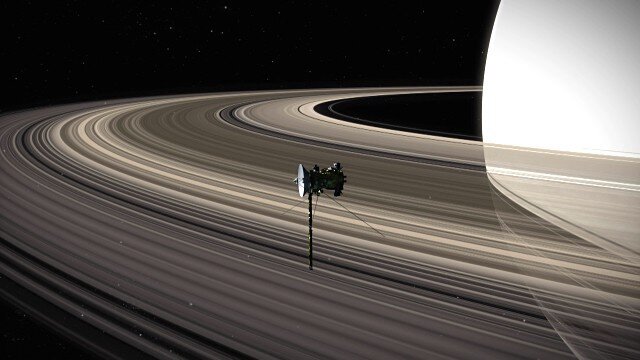 Аппаат Cassini на фоне колец Сатурна. Художественная реконструкция.