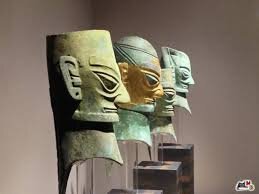 В своих предыдущих статьях на Яндекс Дзен я уже писал, что монголоиды пришли на дельту р. Янцзы примерно 3000 лет назад и стали воевать с аборигенами этих мест, европеоидами-брюнетами. А эти аборигены примерно 3100 лет назад создали великолепные маски, бюсты и статуи и т.п. из бронзы, золота и нефрита, которые найдены в раскопках около деревушки Саньсиндуй. Артефакты сделаны европеоидами: люди создают подобные вещи по своему образу и подобию. Следовательно, они служат еще одним доказательством правильности моей гипотезы: в древности в Китае образовались и жили люди европеоидной расы целых 45-50 тыс. лет. 