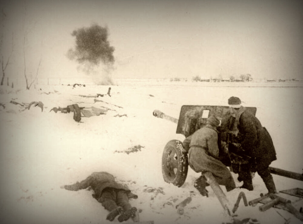 Расчет 76-миллиметрового орудия ЗИС-3 в бою