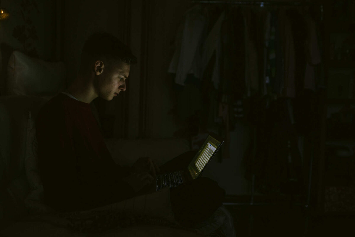 Дима как будто легко относится к своей болезни: по-доброму посмеивается над друзьями, которые путают его диету с вегетарианством и говорит, что если им так удобнее, то он не против. С шуточным возмущением поправляет слово «ущербность» на «особенность» и говорит, что в жизни важнее всего быть открытым и интересным человеком. Кажется, ему удалось полностью принять ситуацию. Фото: Виктория Герасимова, «Имена»