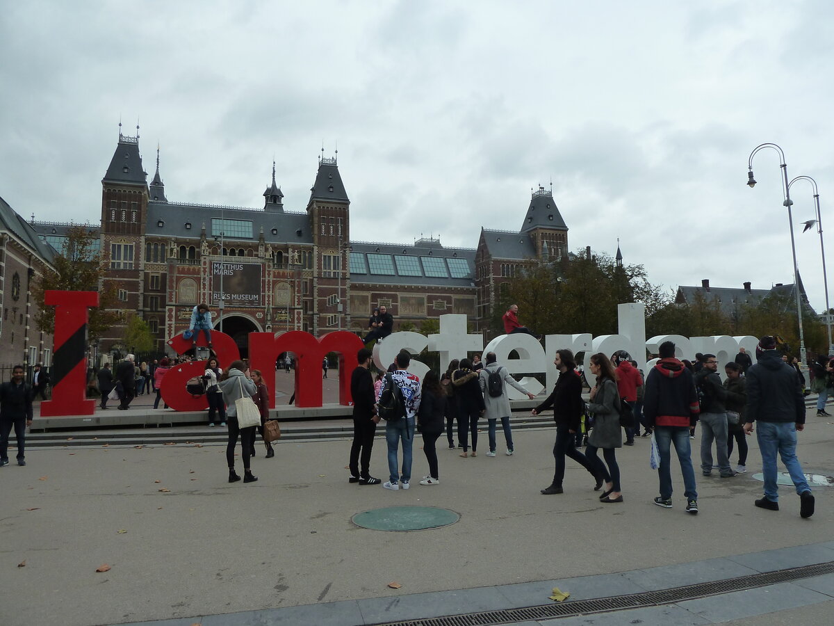 Ну да, толпа. А разве это плохо? Однако таких фотографий больше не будет...