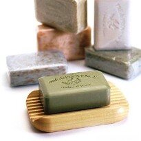 Что происходит дальше? Частица пыли или грязи, покрытая мыльными молекулами, с легкостью отделяется от поверхности рук или ткани и погружается в раствор в виде новообразованной суспензии или эмульсии. А обволакивающие свойства мыльных молекул препятствуют их повторному присоединению к поверхности, зато отлично способствуют их быстрому смыванию водой.
