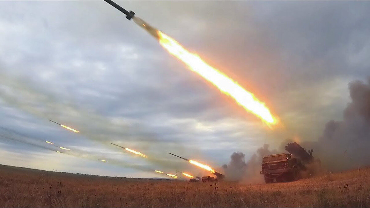 БМ-27 «Ураган» на полигоне Цугол, учения «Восток-2018»