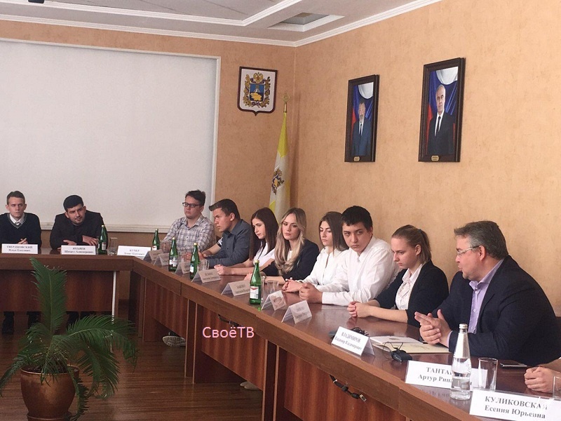 «Сегодня очень большое событие. Вы общаетесь с людьми, которые преодолели страх, проявили мужество и отвагу! И благодаря которым мы с вами живём в мире!» – подчеркнул важность таких встреч Владимир Владимиров.
