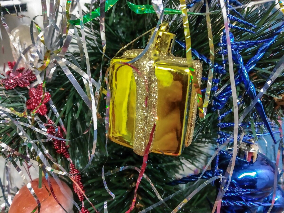 Это елочка у  меня на работе. Вчера нарядили. 