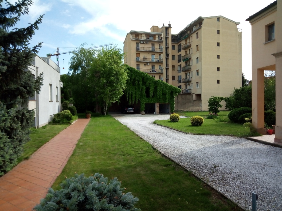 Итальянский двор в небольшом городке примерно на 80 тыс. человек