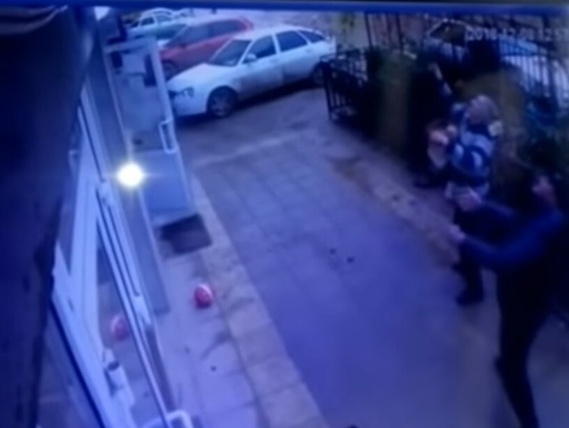 в дагестане выпала девочка. девушка выпала из тачки. баба вывалилась из машины. в дагестане выпала девочка. девушка выпала из машины.