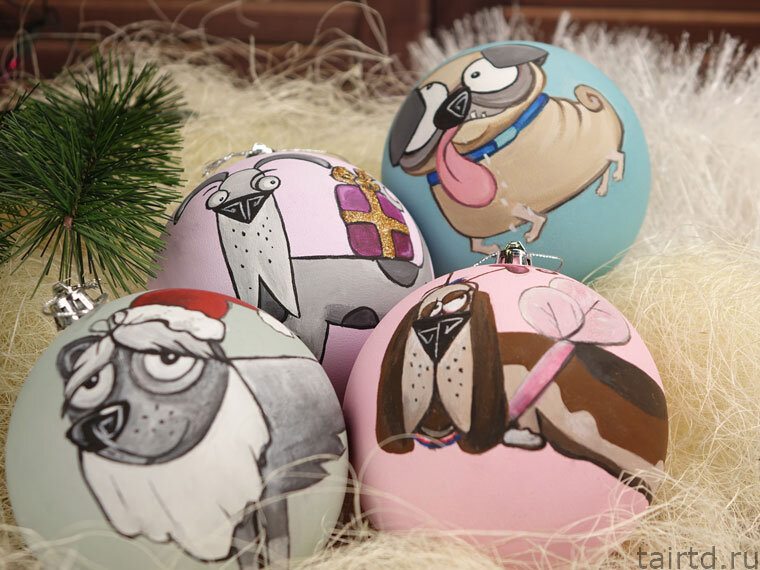 Сегодня мы займёмся росписью новогодних ёлочных шаров! Мы вдохновимся работами художницы Кайлы Мей и сделаем новогодние шары с собачками в её стиле.