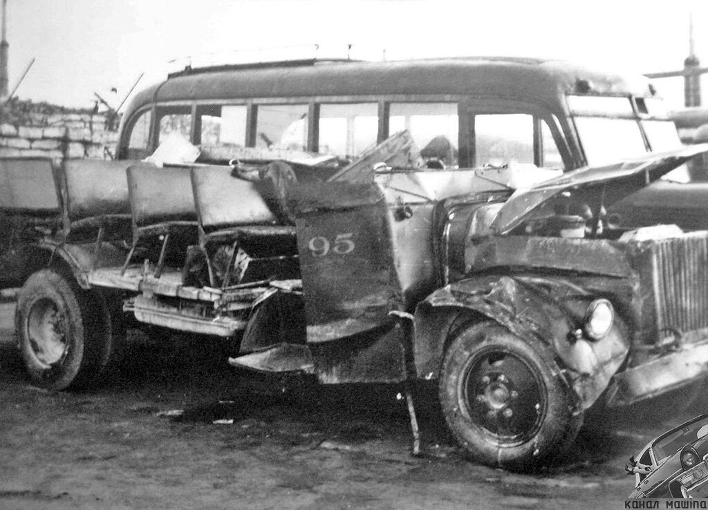 ТА-1 с бортовым номером 95 и госномером «РР 88-53», выпущенный в 1951 году и приписанный к Таллинскому автобусному парку, после опрокидывания в 1954 году стал выглядеть вот так (фото из архива Райта Ваэно)…