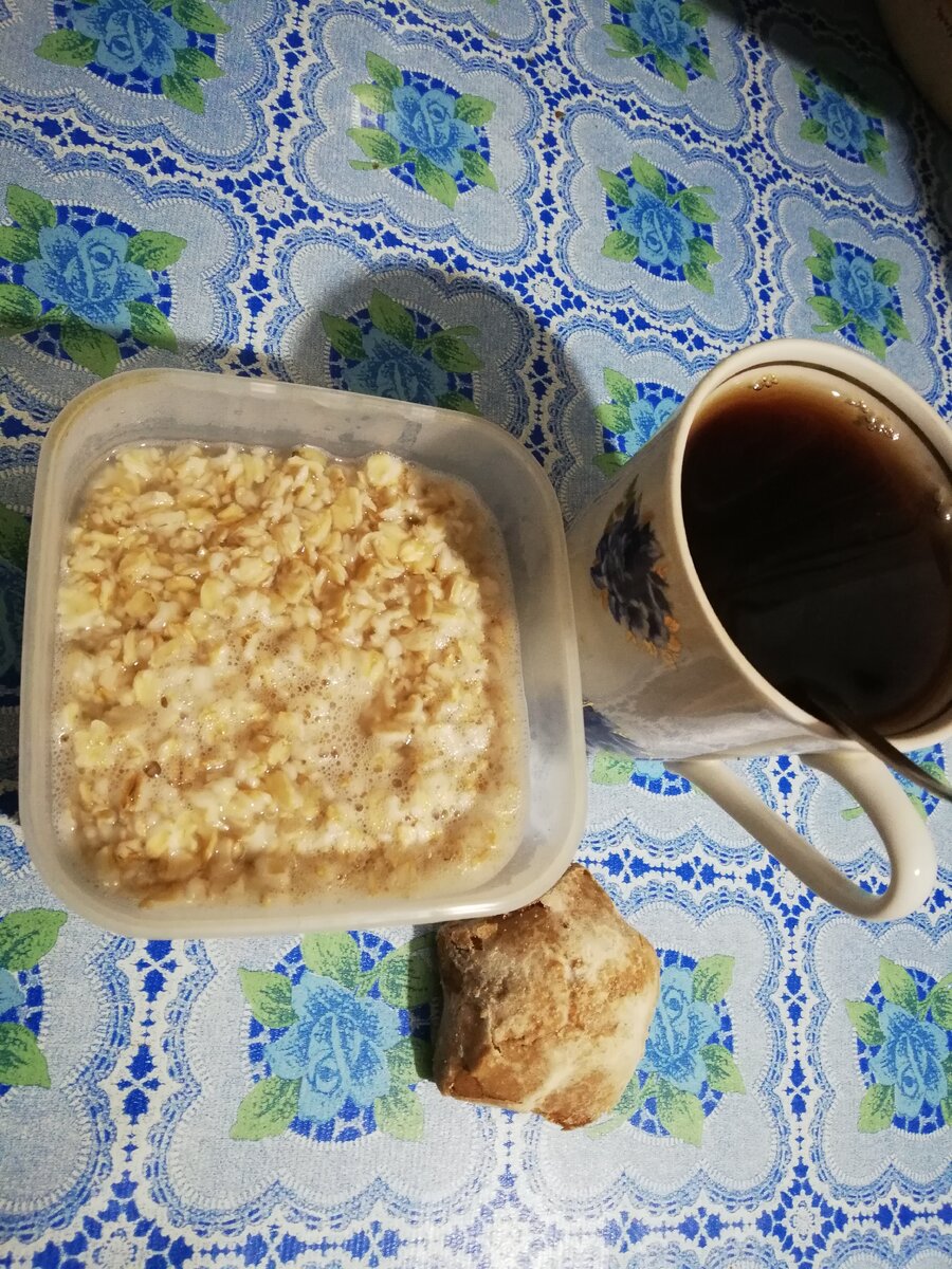 Овсянка на воде просто заваренная кипятком, чай, пряник. 