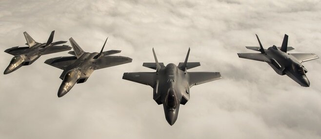 Истребители F-22 (крайние слева) и F-35 (крайние справа)