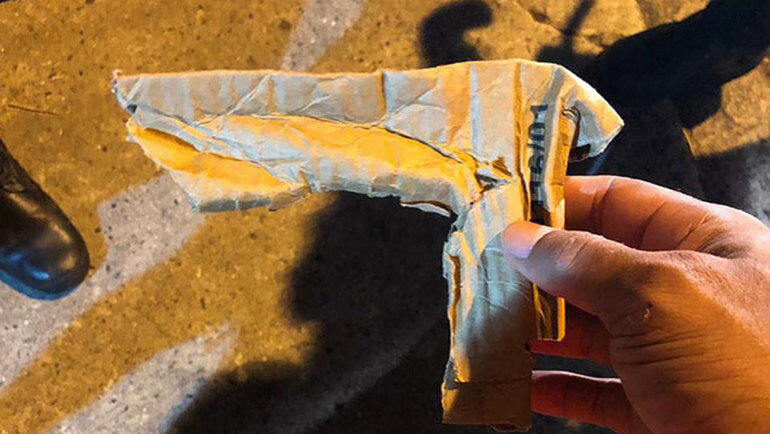 Под одеждой грабитель прятал картонку в форме пистолета. Фото usatmmajunkie.com