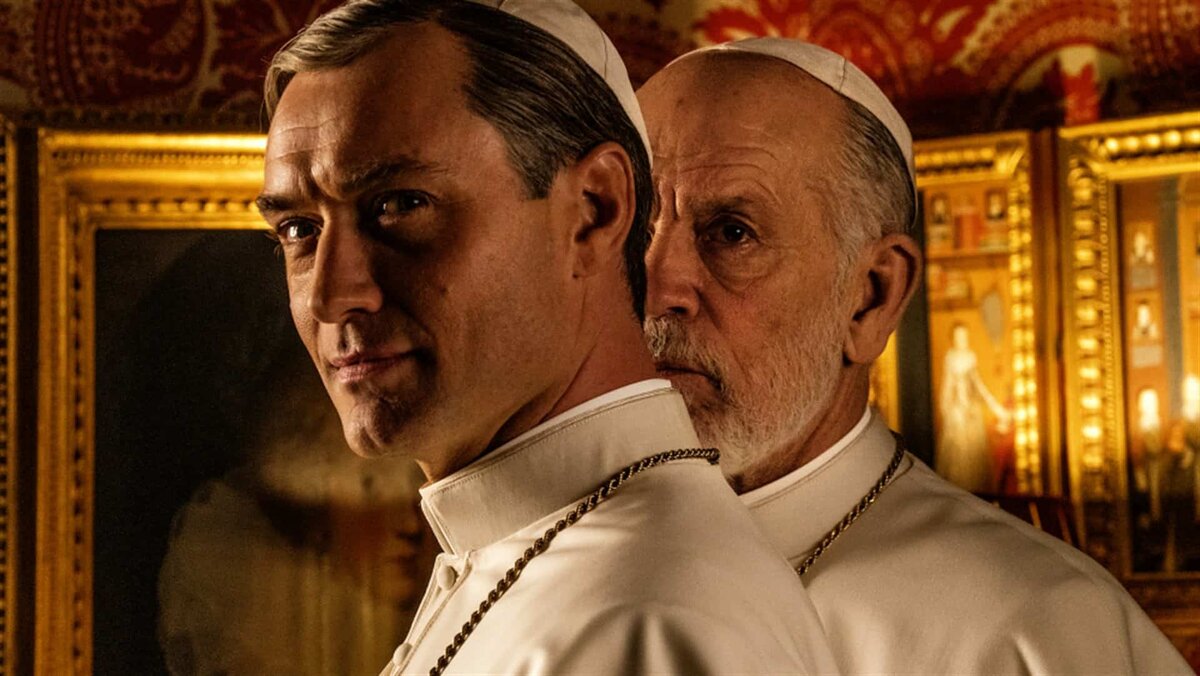 Долгожданный первый взгляд на продолжение скандального проекта оскароносного режиссера Паоло Соррентино: канал HBO опубликовал официальный кадр продолжения под названием «Новый Папа».