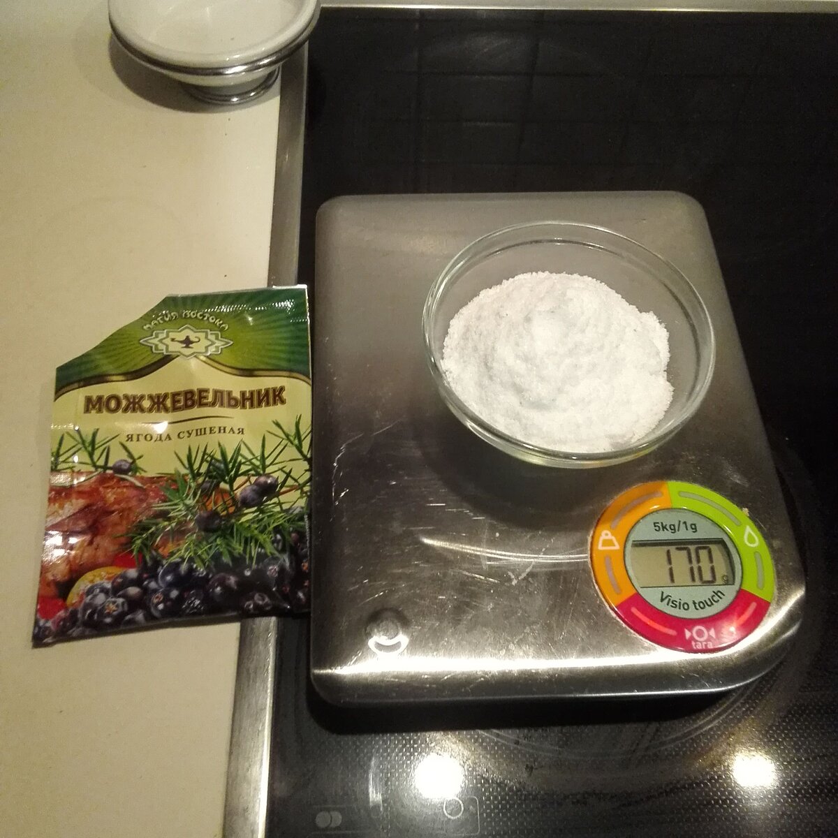 Можжевельник продаётся не в каждом супермаркете. Лучше купить его заранее.