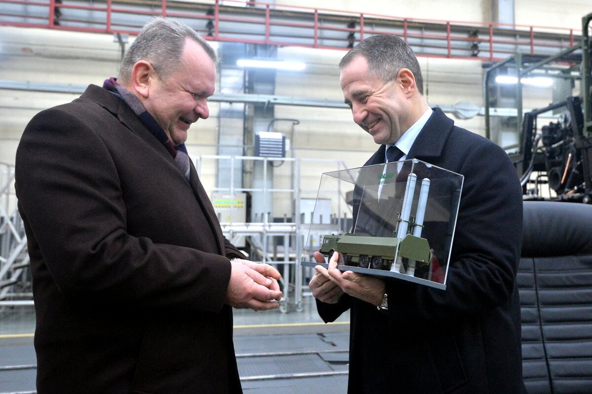 © SPUTNIK / ВИКТОР ТОЛОЧКО 
Гордость российского военпрома, береговой ракетный комплекс "Бастион" установлен на шасси МЗКТ-7930. В руках у Бабича уменьшенная копия комплекса.