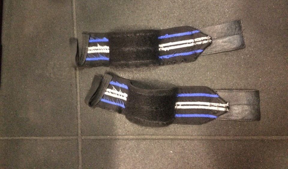 Бинты эти я покупал еще в 2013 году, изрядно они потрепались. 2 года назад очень хороший друг дал им новую жизнь и прокачал их, заменил липучку, поменял стандартный материал, на котором держится часть липучки (справа на фото) на кожу или что-то похожее на неё. Кому не нравятся свои бинты, советую отдать их в любое ателье, переделают, будет очень удобно.