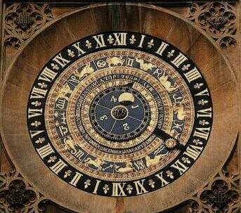 Во дворце Хэмптон-Корт (Лондон) есть часы, которые останавливаются каждый раз, когда умирает их владелец. 