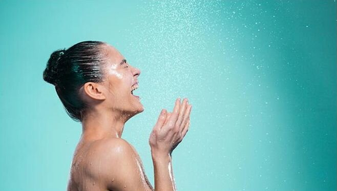 Принятие холодного душа после сауны может закрыть ваши поры обратно.