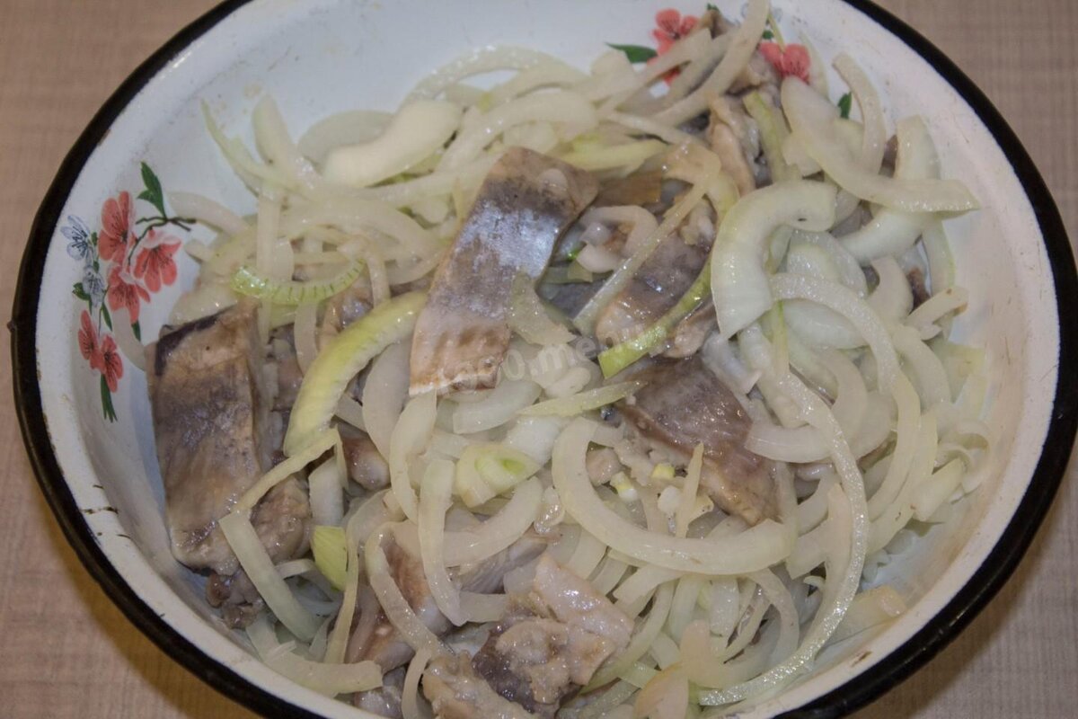 Селедка хе с луком. Сельдь Хе по-корейски. Хе из сельди с уксусом и луком. Хё из сельди с уксусом и луком. Селедка по корейски.