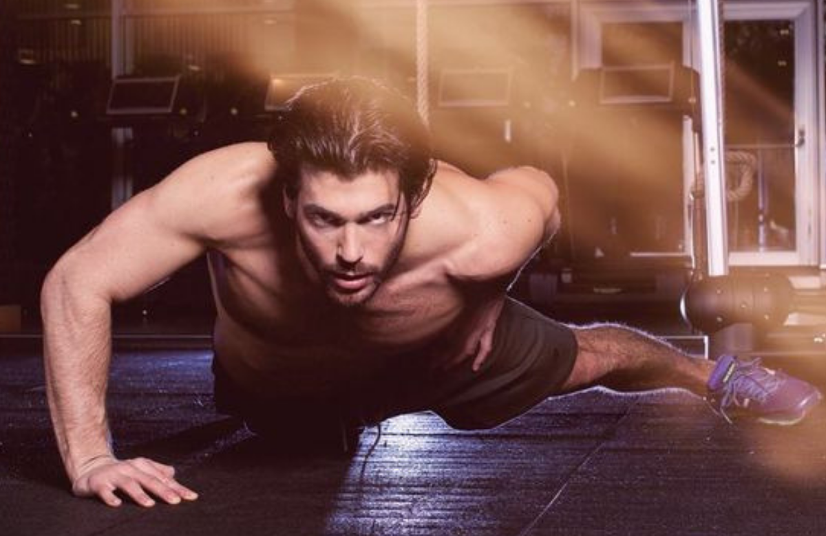 На фото турецкий актер Джан Яман во время тренировки