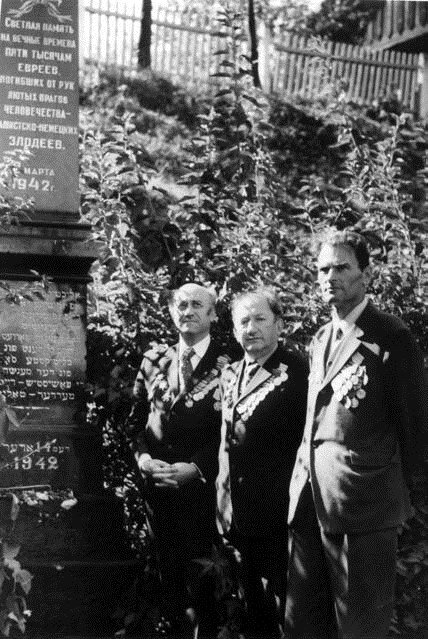 Слева направо Н.М. Альшанский, Л.П. Овсищер, Е.А. Давидович