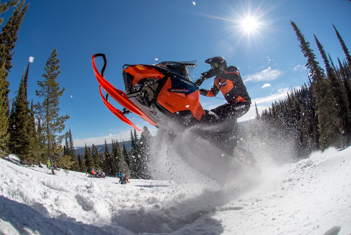 Снегоход в солнечный день