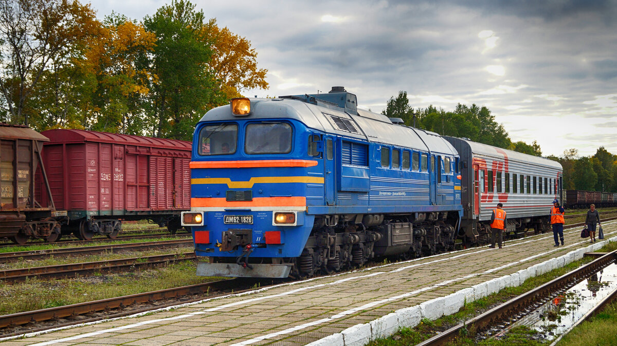 Вагончик с тепловозом ДМ62 на станции Осташков. Фото: Алексей Алексеев