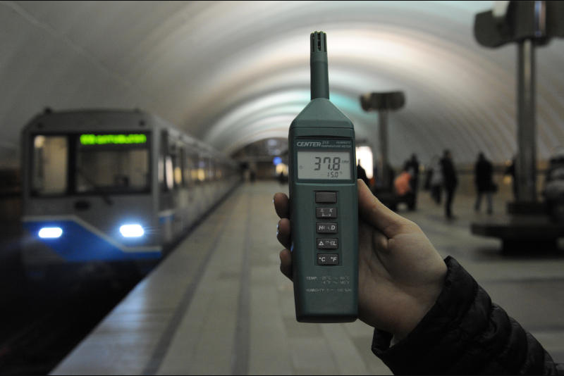 Тепло метро. Измерение температуры в метро. Замер температуры в метро. Метро в воздухе. Вагон измеритель метро.