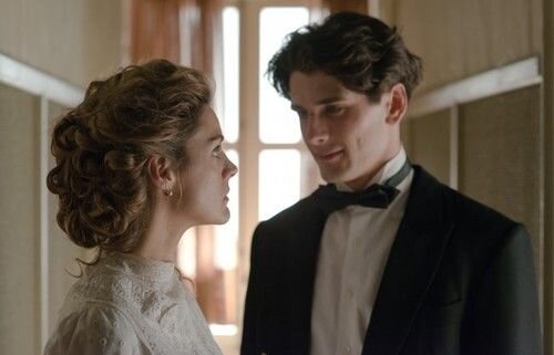      Кадр из сериала Grand Hotel