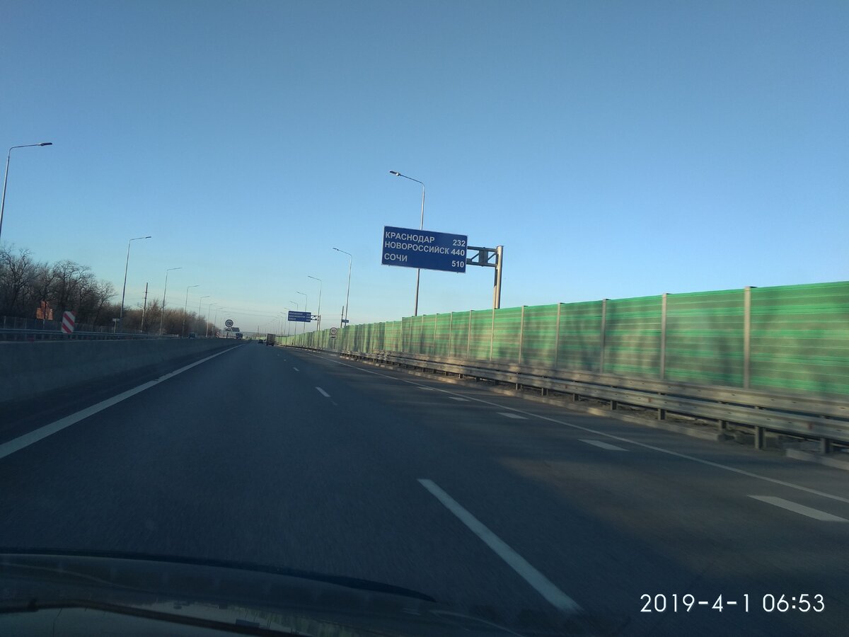 На всем протяжении дороги стоят такие знаки.