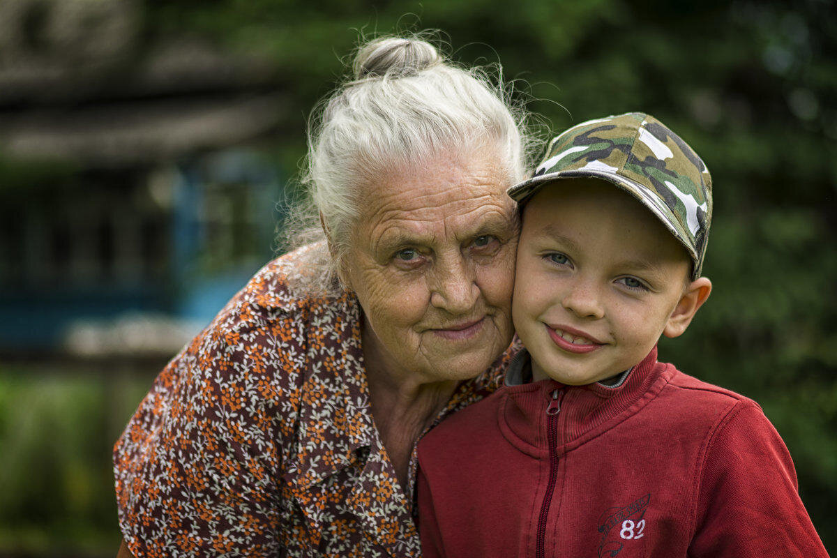 Old and young girl. Бабушка и внук. Бабушка с внуками. Пожилые и дети. Бабушка и внучка.