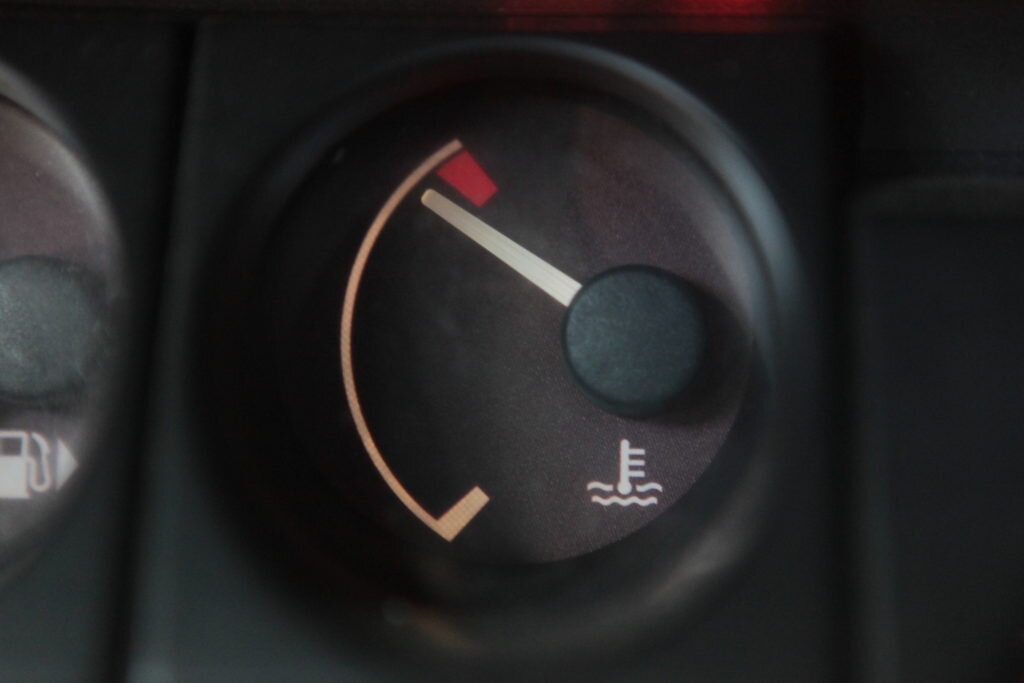 В лучшем случае, после резкой остановки сильно разгорячённого быстрой ездой двигателя будет так (хотя вы этого и не увидите). Но зачастую антифриз "сдаётся" и локально закипает в самых горячих местах мотора. Кстати, датчик может этого и не заметить - ведь он контролирует температуру только в одной точке контура, и далеко не самой жаркой. (фото взято с pajeroservices.ком)