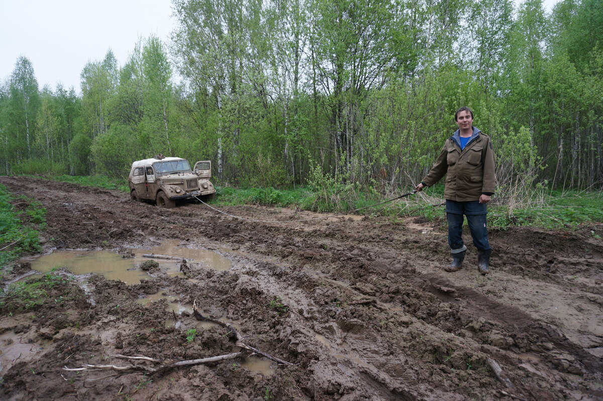 Даже почти всемогущий 69-й застрял в колеях, чего уж говорить о Нивах :)