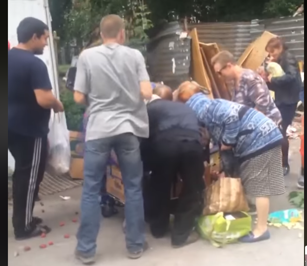 Люди разбирают просроченные продукты 