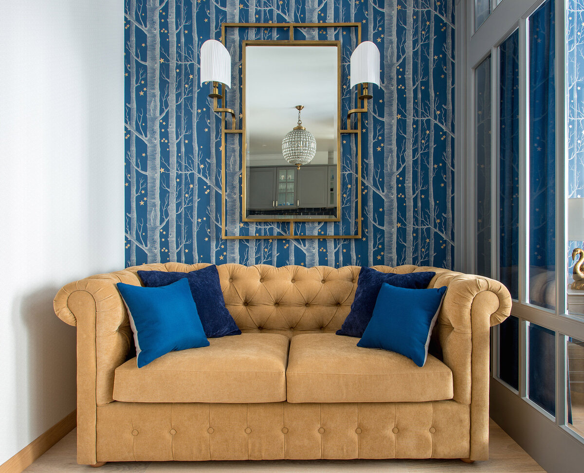 Диван честерфилд в общественной зоне квартиры обращен в сторону кухни и при необходимости превращается в еще одно спальное место.