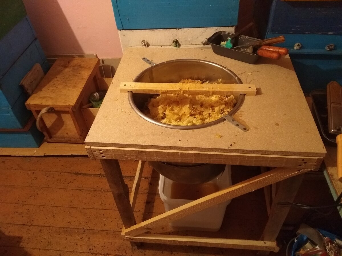 стол для пчелиных рамок