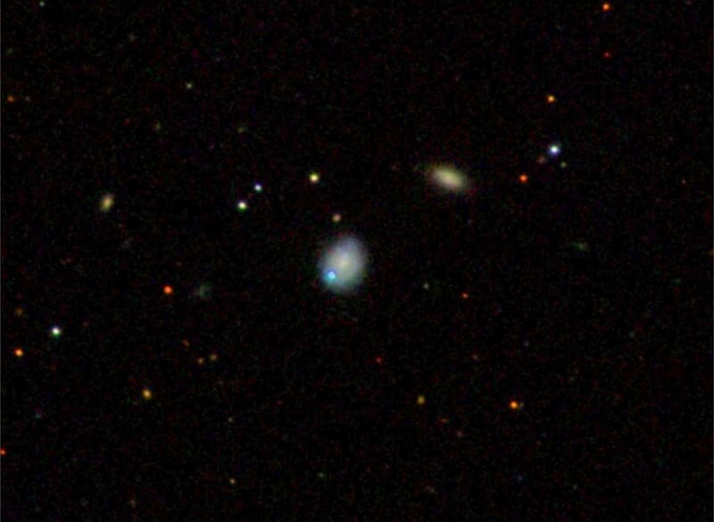 Карликовая галактика Markarian 177 (в центре) и SDSS1133 (яркая голубая точка)
