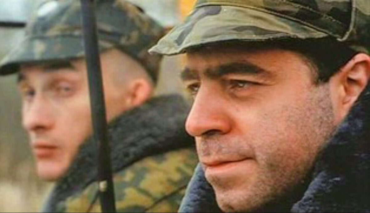 Видишь суслика? нет. И я нет, а он есть! Кадр из фильма ДМБ