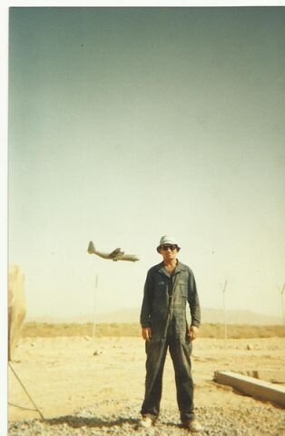 За мной - та самая гора между Кандагаром и базой. Именно с неё прилетали "гостинцы" от  местных душманов.))