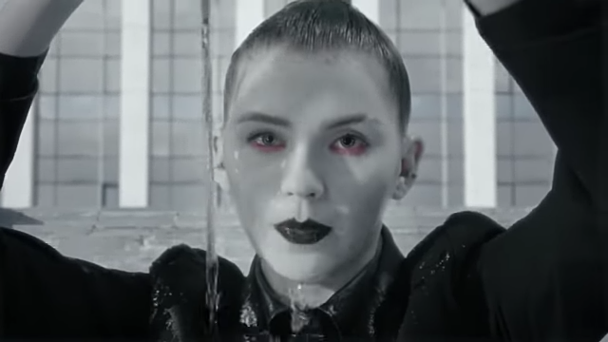 Заливаю глаза керосином. Слушать песню я заливаю глаза. Слушать песню я заливаю глаза. Закрой глаза. За цвет голубых очей песня.