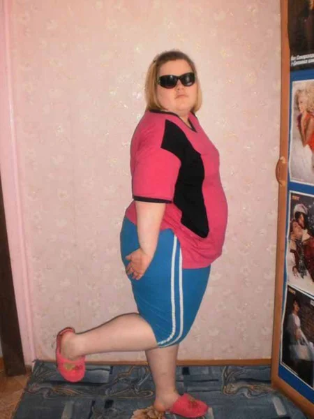 Деревенский гламур в фото приколах – та ещё тема. Особенно, если вспомнить яркое шоу, где внешне гламурная дама лихо отплясывает дабстэп вместе с таким же перцем на фоне заросших сорняками огородов, где бродят очумелые от жары курицы.