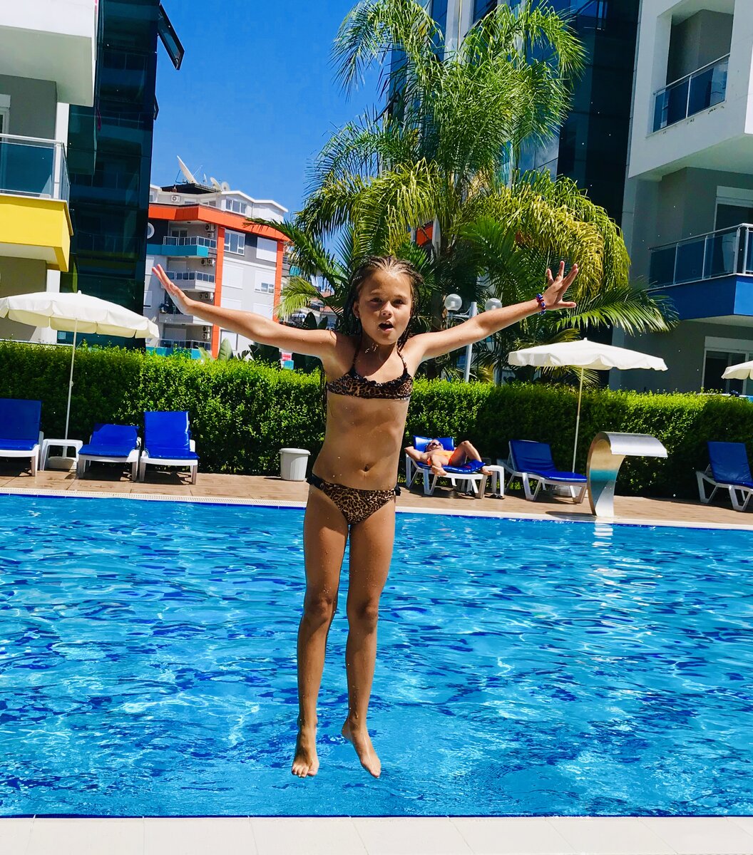 Бассейн на территории апартаментов 