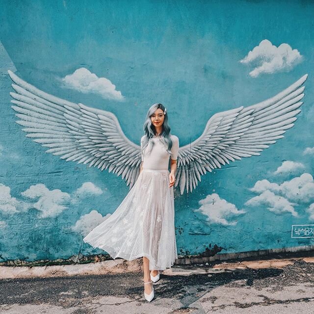 Фото: www.com/taramilktea "Тара на фоне стены с крыльями во Франции"