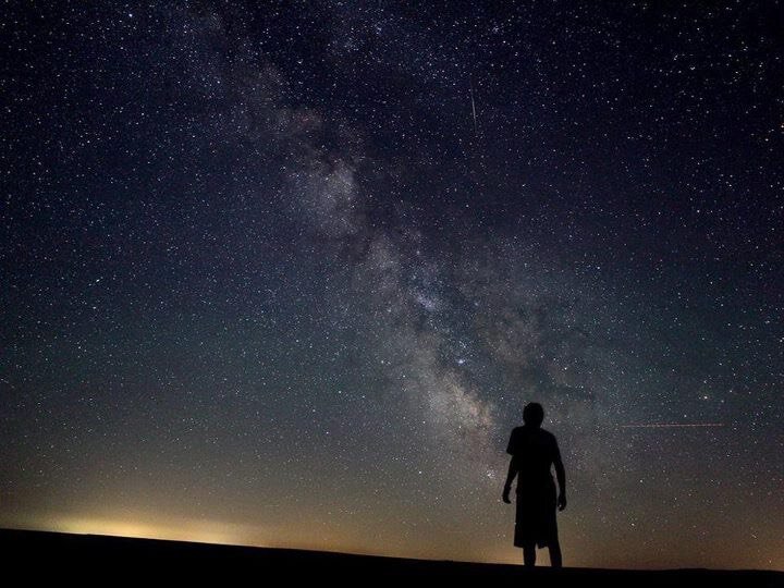 
Веками микро-человек со своим чрезвычайно ограниченным осознанием доказывал истинность афоризма: «Кто забывает свое прошлое, тот обречен его повторять». Микрочеловек забыл, что он часть бессмертной души, созданной из материи Макрокосма (Вселенского Разума, Бога) по его образу и подобию. Он забыл, что помимо физического тела из плотной материи, вибрации которого можно увидеть, он наделен еще телом, которое невидимо для физических глаз человека, как рентгеновские лучи.
Целую вечность человеческие души сужали и ограничивали свое осознание, опуская его с макрокосмического уровня до микрокосмического. Они утратили свои силы осознания, как рыба, живущая во тьме океанских глубин, утрачивает способность видеть свет. Почему это произошло?  Потому что душам хотелось испытать жизнь в эгоцентрических микро-мирах.
Поскольку микро-человек не помнит своего прошлого, а значит и своей ответственности за выбор жизненного опыта, он обречен прожить множество жизней в страхе, гневе, конфликтах, животной боли и наслаждениях. Его внутренний мир подчинен страху перед смертью, который он отчаянно пытается отвергнуть и подавить с помощью различных действий, направленных на достижение временного забытья. Алкоголь, наркотики, войны и даже работу, игры и секс микро-человек использует для того, чтобы забыть о своем одиноком отчужденном существовании, которое рано или поздно навсегда закончится смертью. Он также выдумал мифических богов, рай и ад, которые помогают ему избавиться от чувства страха и неполноценности.
К счастью, всегда существовало некоторое количество людей, которые обладали большим осознанием и, соответственно, помнили больше, чем все остальные. Часто эти люди подвергались безжалостным гонениям, их сажали в тюрьмы, сжигали на кострах и распинали на крестах. Тем не менее им удалось наметить путь к освобождению от микроперспективы. С веками эффект их воздействия на остальное человечество накапливался. 
Микро-человек устал от микро-опыта и начал делать попытки вернуться к своему изначальному состоянию макро-космического осознания. Когда каждая душа, имеющая физическое воплощение, Наконец вспомнит о своем единстве со всем, что есть, было и будет, она больше не сможет обвинять других в своих неудачах. Страдающий микро-человек всегда демонстрировал воинственную безответственность: Я не просил, чтобы меня производили на свет! Когда человек расширит свое осознание до такой степени, что сможет вспомнить свое Макро-прошлое, он поймет, что сам выбрал и создал любой свой жизненный опыт. Он осознает, что сам же и несет за него ответственность.
Человек с макрокосмическим осознанием увидит, что он неизбежно пожинает то, что посеял, и тогда все конфликты между отдельными людьми, расами и странами прекратятся сами собой.