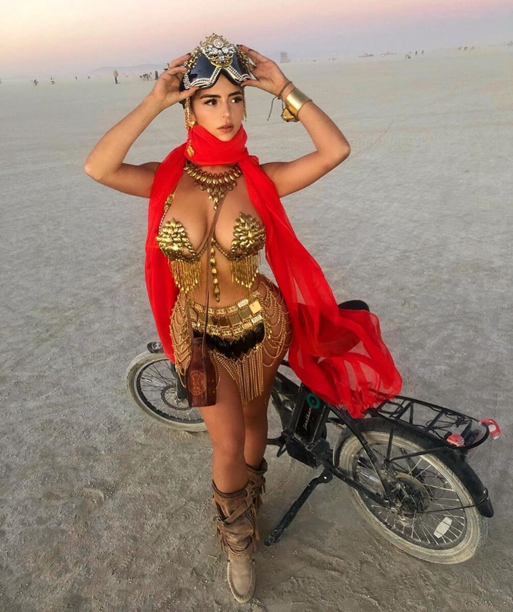 Источник: Instagram: @burningmanfashion 