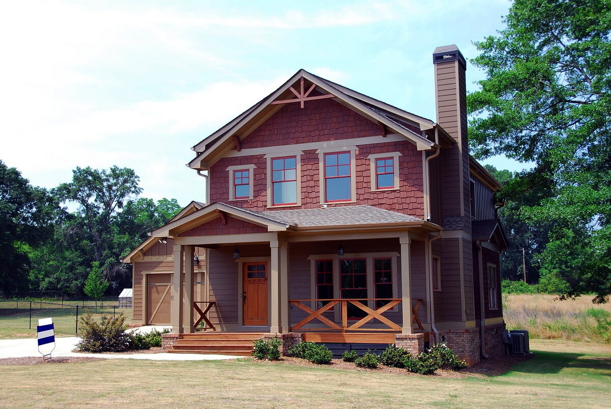 Небольшой и довольно уютный двухэтажный домик. Я бы такой себе построил.