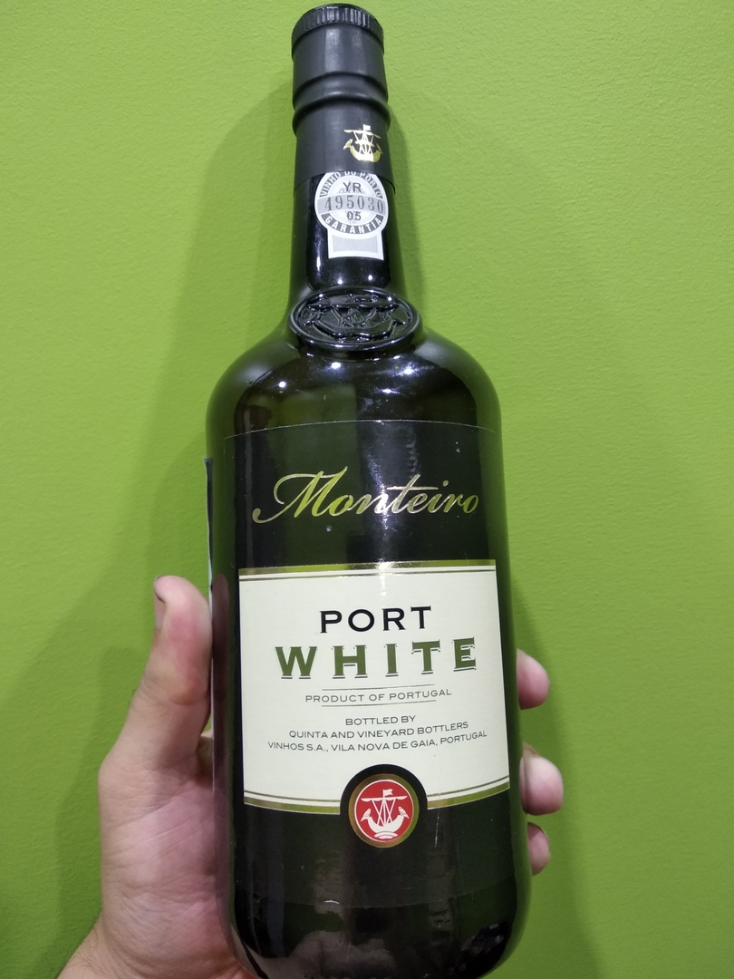 Monteiro porto. Портвейн Монтейро. Монтейро портвейн 10. Белый португальский портвейн. Вино Monteiro Port White.