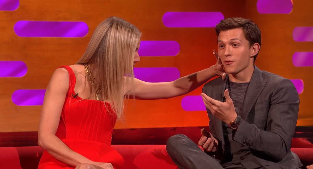 Гвинет Пелтроу решила прикоснуться к прекрасному. Кадр из шоу на канале YouTube